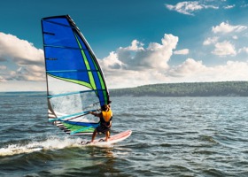 Windsurfing – szaleństwo na falach