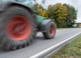 Ciągnik rolniczy na ekspresówce