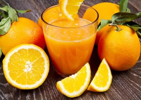 Dlaczego warto pić sok ze świeżych pomarańczy?
