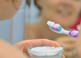 Soda oczyszczona w higienie jamy ustnej