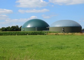 Energia odnawialna w rolnictwie – biogazy z fermentacji beztlenowej, jak to się robi?