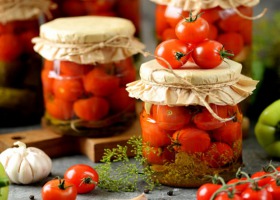 Przeciery, dipy, sałatki i kiszonki - czyli najlepsze przetwory z pomidorów