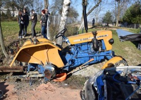 Ciągnik rolniczy rozpadł się po zderzeniu z autem