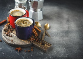 Zimowa kawa - jak przygotować aromatyczny i rozgrzewający napój?