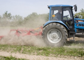 Czy pracując na roli możesz stracić słuch?