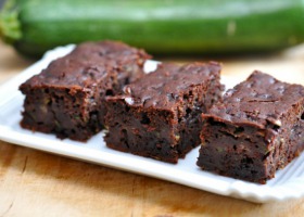 Obłędnie czekoladowe ciasto z... warzywem. 4 przepisy na zaskakujące słodkości