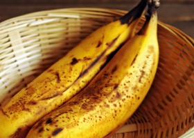 Banany z brązowymi plamami – jeść czy nie?