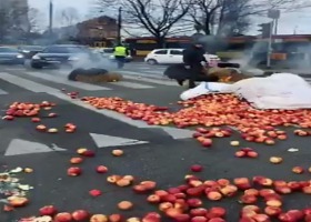 Niezapowiedziany strajk rolników – palenie opon, rozrzucone jabłka…