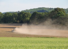 Rolnicy skorzystają! Regeneracja gleb przez wapnowanie