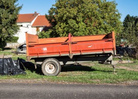 Zwoził słomę i... wpadł pod przyczepę