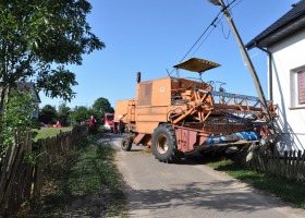 Kombajnem w słup, ogrodzenie i dom... na podwójnym gazie