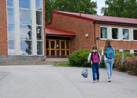 Coraz więcej dzieci z terenów wiejskich uczy się w szkołach poza swoją gminą