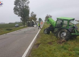 Bus zaczepił o ciągnik. Traktorzysta wypadł z pojazdu