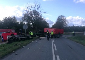 Kierowca mercedesa zderzył się z ciągnikiem. Nie żyje