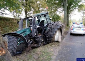 Rozbił ciągnik na drzewie - wyglądało groźnie