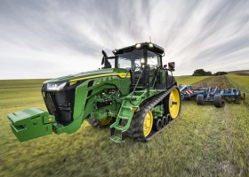 Nowe ciągniki John Deere serii 7R i 8R - moc, wszechstronność, inteligencja