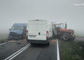 Zderzenie we mgle. Dwa busy wjechały w ciągnik rolniczy