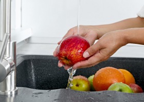 Jak myć owoce i warzywa, aby usunąć z nich pestycydy?