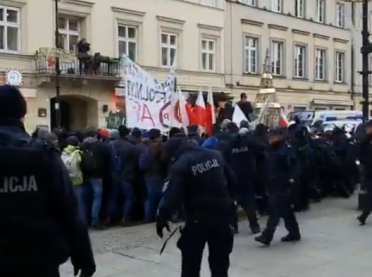 Rolnicy strajkowali pod siedzibą PZŁ – były baloty słomy, łańcuchy i wypchany dzik