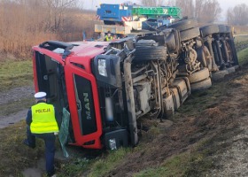 Ciężarówka z krwią zwierzęcą wpadła do rowu