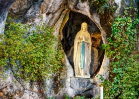 "Idź do źródła, napij się z niego i obmyj się..." O uzdrowieniach w Lourdes