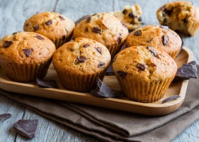 Przepis na delikatne, waniliowe muffiny z kawałkami czekolady