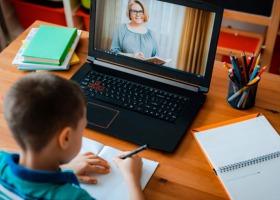 Samorządy mogą wnioskować o pieniądze na laptopy i internet dla szkół