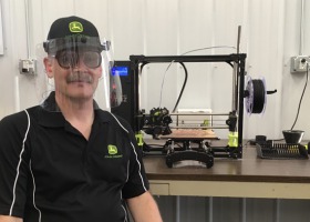 Czapka z daszkiem z maską ochronną? Unikalny projekt John Deere