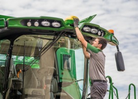 John Deere modernizuje technologię satelitarną używaną przez rolników