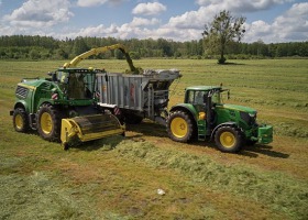 Trudny sezon zbioru traw – jak poradzić sobie z lepkim materiałem?