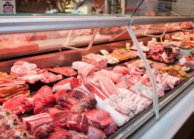 Raport GUS: Przeciętne spożycie mięsa na osobę spadło o 20%