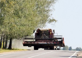 Maszyna rolnicza na drodze publicznej - co mówią przepisy?