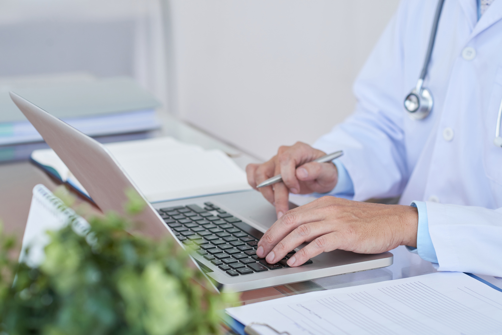 Електронний лікарняний. CPOE (Computerized Physician order entry). Врач за компьютером картинки. Doctor working on Computer. Врачи личного доктора